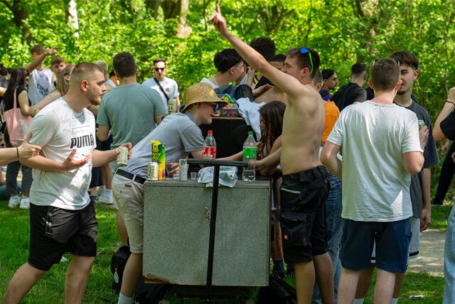 Junge Männer feiern am Cappenberger See in Lünen