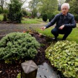 Rainer Maffei am Grab seiner Schwiegergroßeltern auf dem Friedhof in Südkamen.