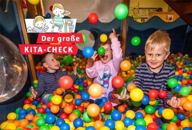 Drei Kinder spielen im Bällebad der einer Kita der AWO Dortmund, in der auch Plätze für die Kinder von Mitarbeitern des Stadtkonzerns DSW21 vorgehalten werden.
