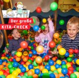 Drei Kinder spielen im Bällebad der einer Kita der AWO Dortmund, in der auch Plätze für die Kinder von Mitarbeitern des Stadtkonzerns DSW21 vorgehalten werden.