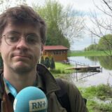 Vincent Rastfeld steht vor dem Wickeder Waldsee. Im Hintergrund ist ein Gartenhaus direkt am Wasser.