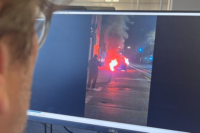 Ein Auto steht am Brackeler Hellweg in Dortmund in Flammen.