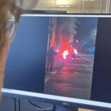 Ein Auto steht am Brackeler Hellweg in Dortmund in Flammen.