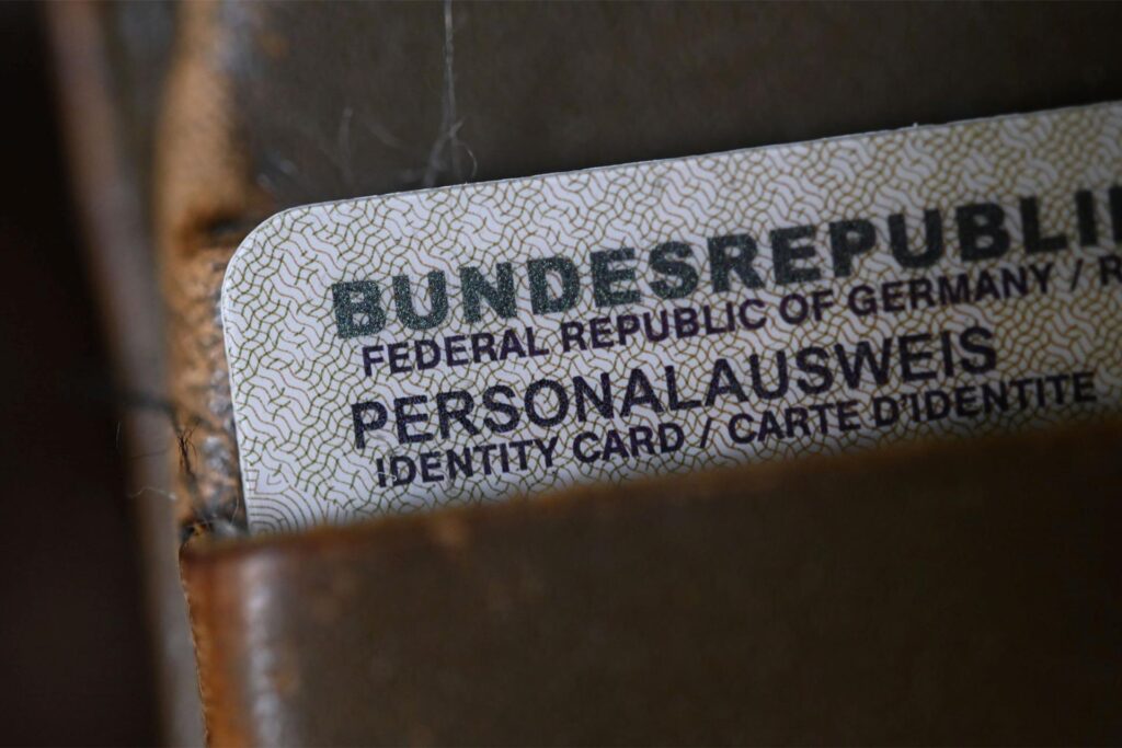 Ein Personalausweis der Bundesrepublik Deutschland steckt in einem Geldbeutel.