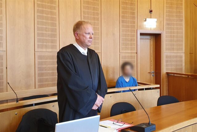 Der Angeklagte (r.) sitzt neben seinem Verteidiger Markus Wöckel zu Beginn seines Prozesses im Verhandlungssaal des Landgerichts Krefeld.