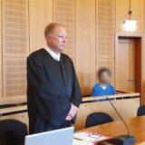 Der Angeklagte (r.) sitzt neben seinem Verteidiger Markus Wöckel zu Beginn seines Prozesses im Verhandlungssaal des Landgerichts Krefeld.