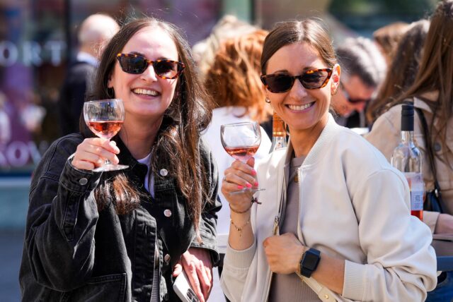 Viel Sonne und gute Laune auf dem Wochenmarkt: Viele Dortmunder haben das Wetter am Samstag (26. April) genossen.