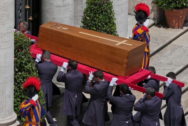 Sarg von Papst Franziskus wird in die Basilika Santa Maria Maggiore getragen.