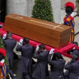 Sarg von Papst Franziskus wird in die Basilika Santa Maria Maggiore getragen.