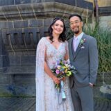 Die Eheleute Katharina Sandmann und Duc Sinh Wong stehen nach ihrer Trauung vor dem Rathaus in Recklinghausen
