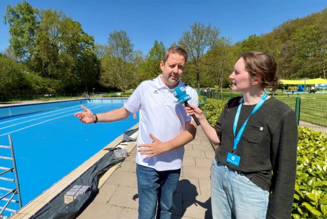 Reporterin Vanessa Trinkwald spricht mit Dirk Weise, der zur Geschäftsführung des Freibads Dellwig gehört.