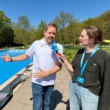 Reporterin Vanessa Trinkwald spricht mit Dirk Weise, der zur Geschäftsführung des Freibads Dellwig gehört.