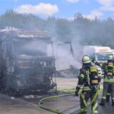 Ein Übergreifen der Flammen auf die Holzladung konnten die Einsatzkräfte verhindern.