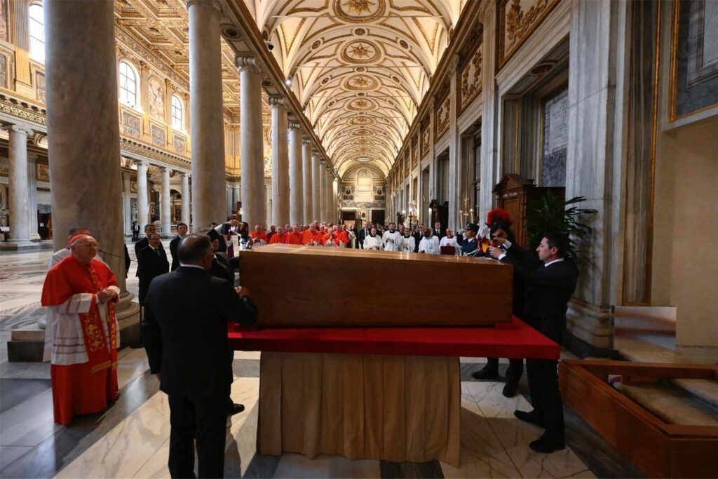 Der Sarg des verstorbenen Papst Franziskus beim Ritus der Beisetzung in der Basilika Santa Maria Maggiore. Unter Ausschluss der Öffentlichkeit findet die Beisetzung statt. 