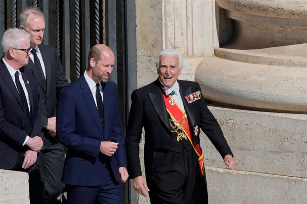 Der britische Prinz William (2.v.r.) kommt zur Beerdigung von Papst Franziskus auf dem Petersplatz im Vatikan. 