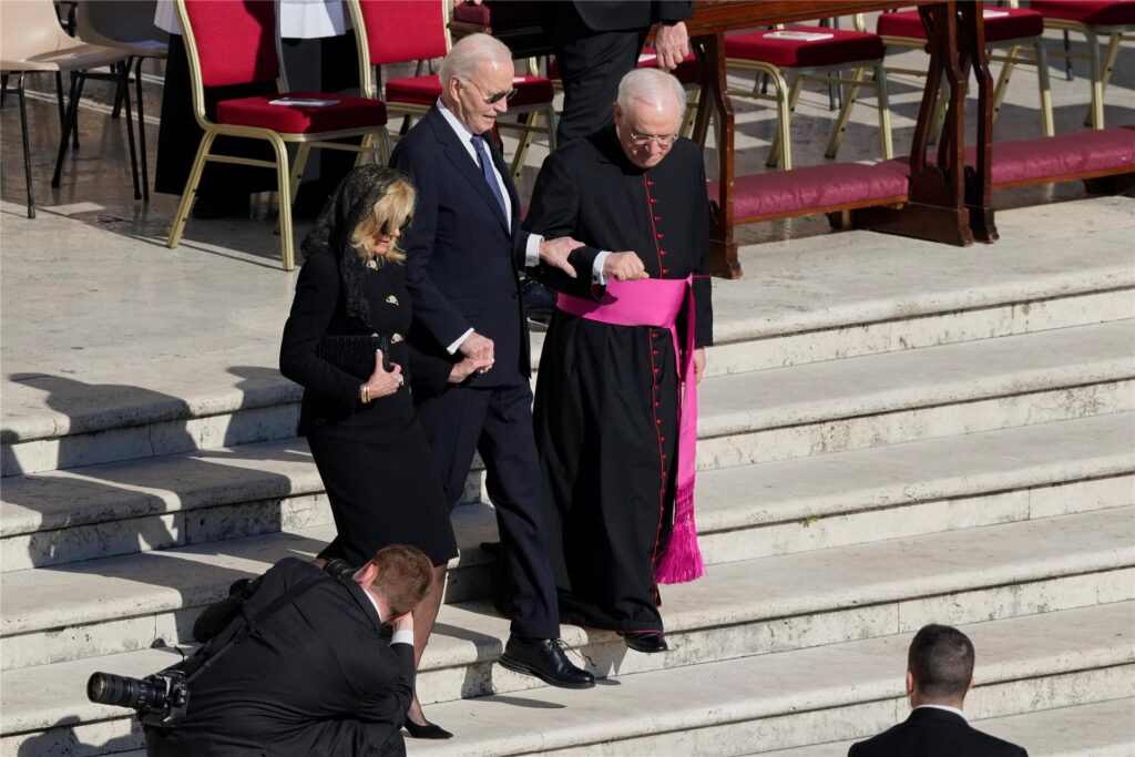 Der ehemalige US-Präsident Joe Biden (2.v.l.) und seine Frau Jill.