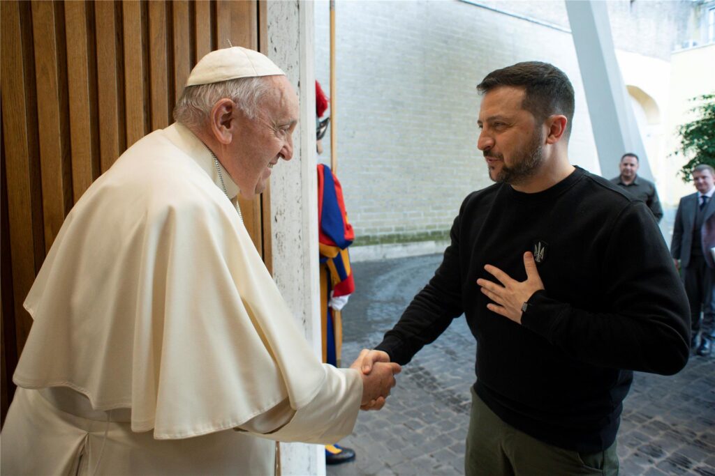 Selenskyj schüttelt dem Papst die Hand