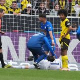 Oliver Baumann liegt benommen am Boden.