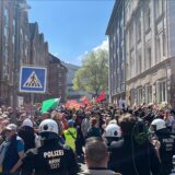 Die Gegendemonstranten mussten mehrere Stunden lang am Eisenmarkt ausharren.