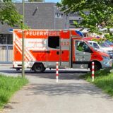 Ein Krankenwagen steht an der Zufahrt zum Sportplatz in Rünthe