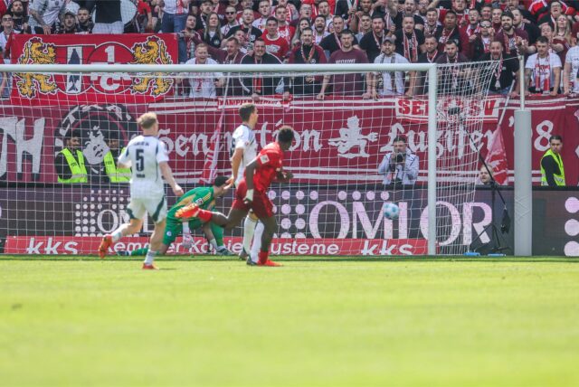 Ache von Kaiserslautern trifft zum 2:1 gegen Schalke