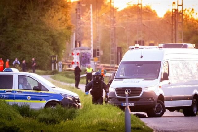 Einsatzkräfte der Polizei und der Entschärferdienst der Bundespolizei suchen nach einer Explosion die Bahngleise ab. Unter einer Autobahnbrücke der A445 und in der Nähe von Bahngleisen hat es in Werl (im Kreis Soest) eine Explosion gegeben.