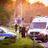 Einsatzkräfte der Polizei und der Entschärferdienst der Bundespolizei suchen nach einer Explosion die Bahngleise ab. Unter einer Autobahnbrücke der A445 und in der Nähe von Bahngleisen hat es in Werl (im Kreis Soest) eine Explosion gegeben.