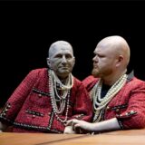 Frau Peachum (Martin Homrich, r.) ist mit ihrer von Brecht vorgegebenen Rolle nicht zufrieden.