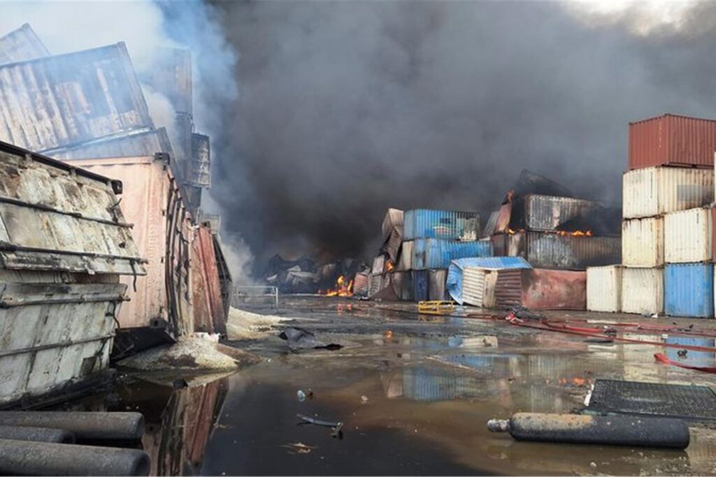 Container brennen einen Tag nach einer gewaltigen Explosion im Hafen. Die Wucht der Detonation war so gewaltig, dass die Druckwelle noch in einem Umkreis von 50 Kilometern zu spüren war. Sie richtete erhebliche Schäden an der Hafeninfrastruktur an. Die Ursache der Explosion ist noch unklar.