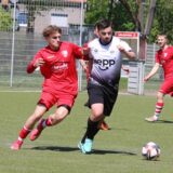 Talha Gökkaya im Zweikampf um den Ball