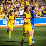 BVB-Spielerinnen jubeln miteinander.
