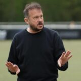 Marc Woller gestikuliert mit seinen Händen