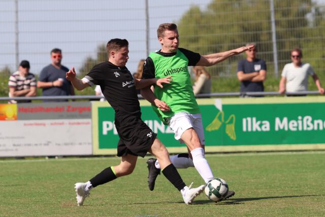 Robin Schmitt im Zweikampf mit Daniel Duda