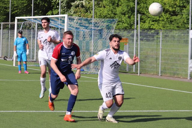 Kevin Helmrich (l.) im Duell um den Ball.