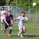 Kevin Helmrich (l.) im Duell um den Ball.