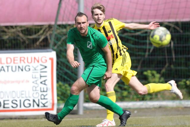 SuS Kaiserau II-Spieler und GS Cappenberg-Spieler im Duell.