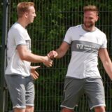 Jannik Prinz (r.) jubelt mit Co-Kapitän Nico Holtmann (M.) und Jason Jäger.