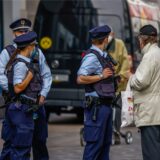 Drei Mitarbeiter des Kommunalen Ordnungsdienstes bei Kontrollen auf dem Westenhellweg.