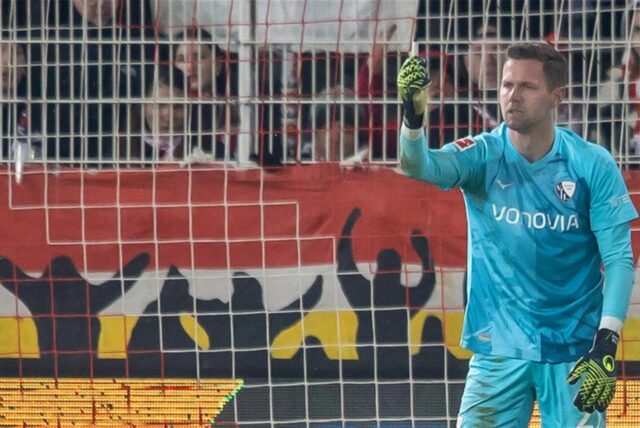 Bochums Keeper Patrick Drewes hält das Feuerzeug hoch, das ihn getroffen hat.