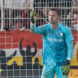 Bochums Keeper Patrick Drewes hält das Feuerzeug hoch, das ihn getroffen hat.