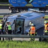 Nach dem Unfall landete ein Transporter auf der Seite.
