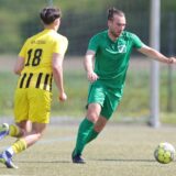 Benedikt Stiens von GS Cappenberg am Ball gegen Manuel Respondek und weitere Spieler vom SuS Kaiserau II.