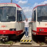 DSW-Betriebsleiter Ralf Habbes steht zwischen einer neuen Stadtbahn von HeiterBlick und einem alten B-Wagen, der noch umgebaut werden soll