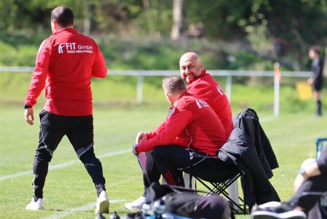 Reza Hassani sitzt an der Seitenlinie.