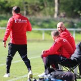 Reza Hassani sitzt an der Seitenlinie.