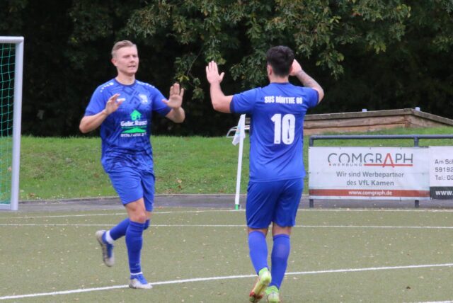 Julian Siegel (l.) im Trikot von SuS Rünthe jubelt nach einem Tor.