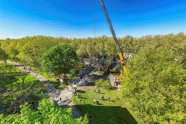 Die sanierte Fußgängerbrücke Chemnitzer Straße wird an der gesperrten B1 in Dortmund wieder montiert.