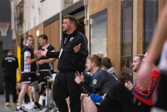 Trainer Sebastian Swoboda steht am Spielfeldrand.