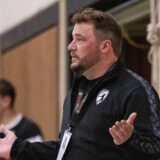 Trainer Sebastian Swoboda steht am Spielfeldrand.