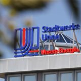 Das Logo der Stadtwerke Unna auf dem Firmensitz in Unna